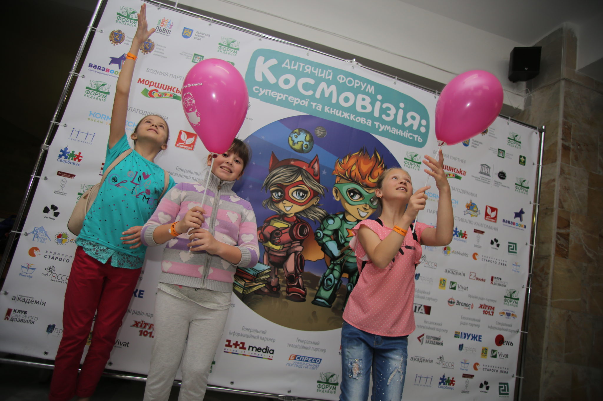 Читання книг, шоколадний малюнок, розпізнавання слідів тварин, бій роботів, наукове шоу та багато іншого.... Найцікавіші заходи другого дня Дитячого Форуму
