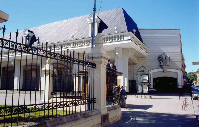 Площу розбирають, як гарячі пиріжки